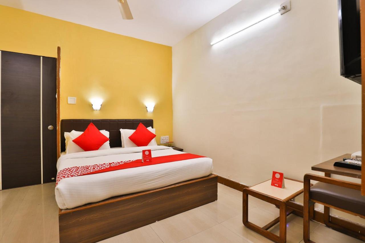 Oyo 13668 Hotel Utsav Vadodara Eksteriør bilde