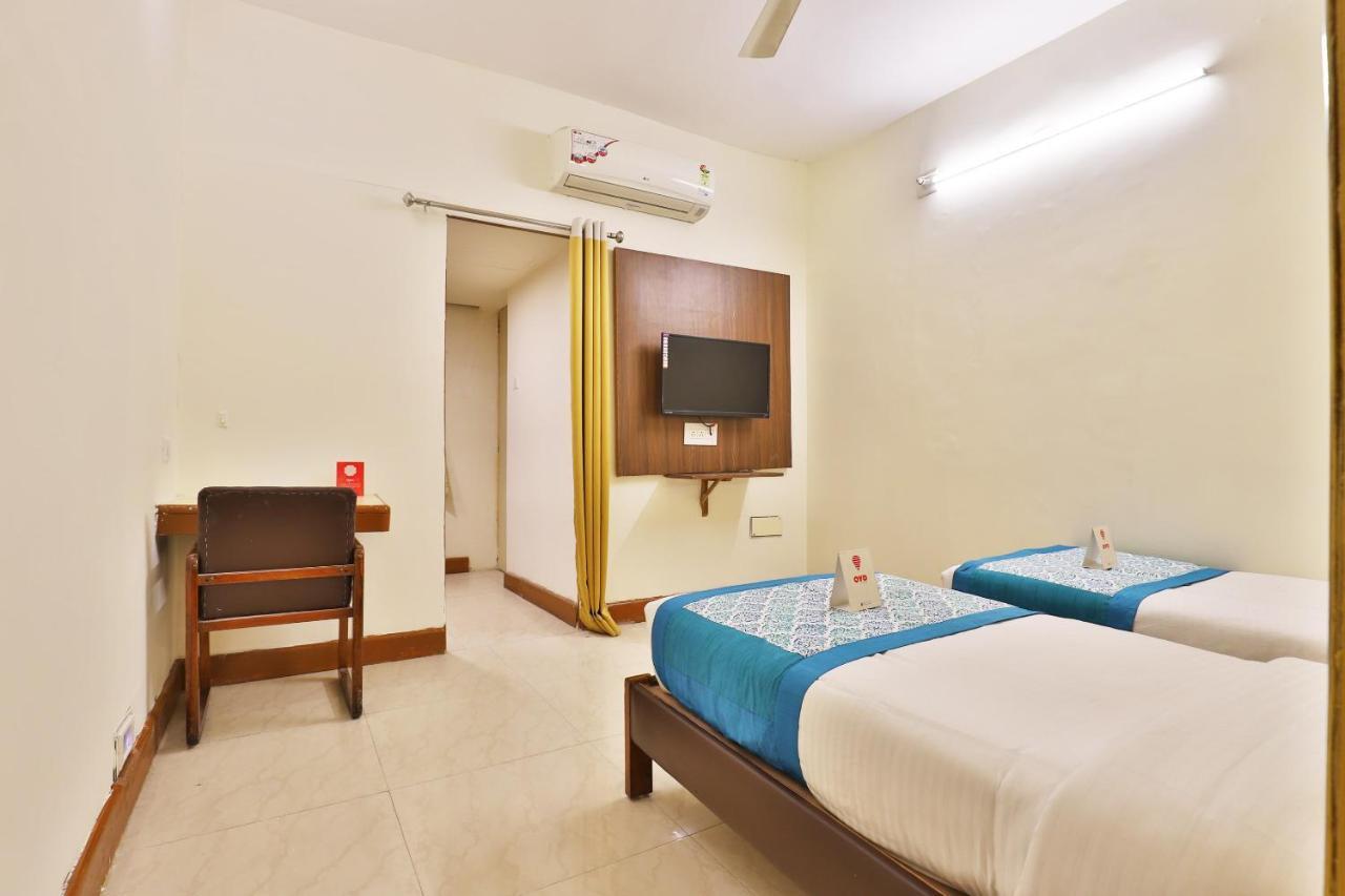 Oyo 13668 Hotel Utsav Vadodara Eksteriør bilde