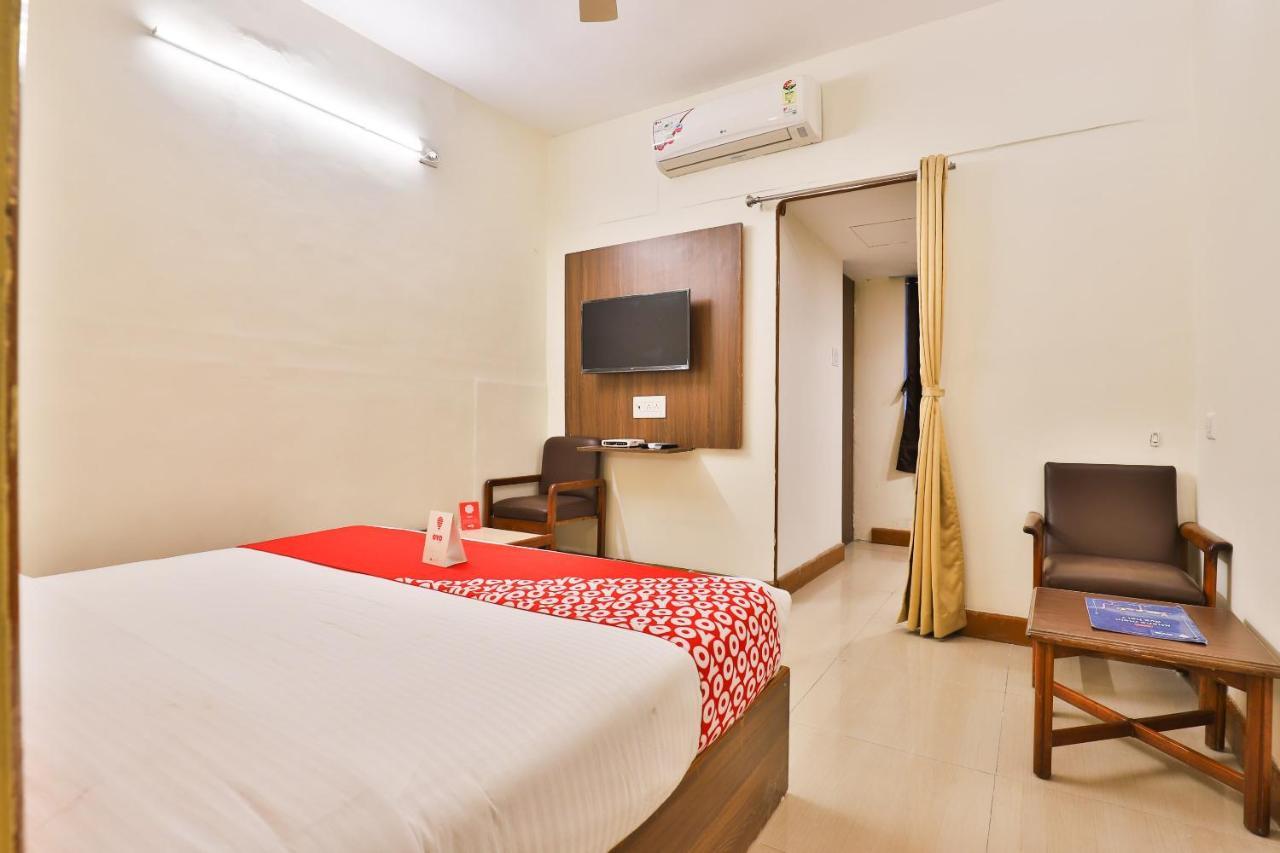 Oyo 13668 Hotel Utsav Vadodara Eksteriør bilde