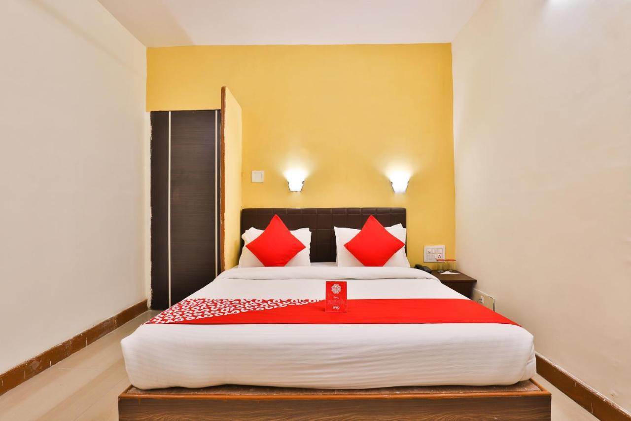 Oyo 13668 Hotel Utsav Vadodara Eksteriør bilde