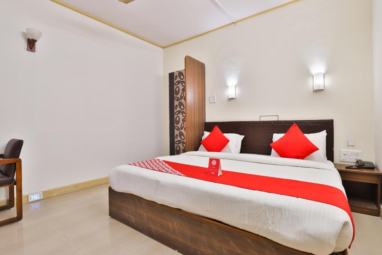 Oyo 13668 Hotel Utsav Vadodara Eksteriør bilde