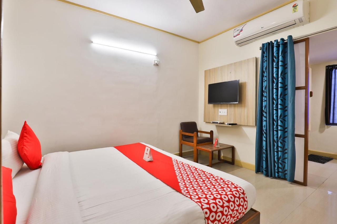 Oyo 13668 Hotel Utsav Vadodara Eksteriør bilde