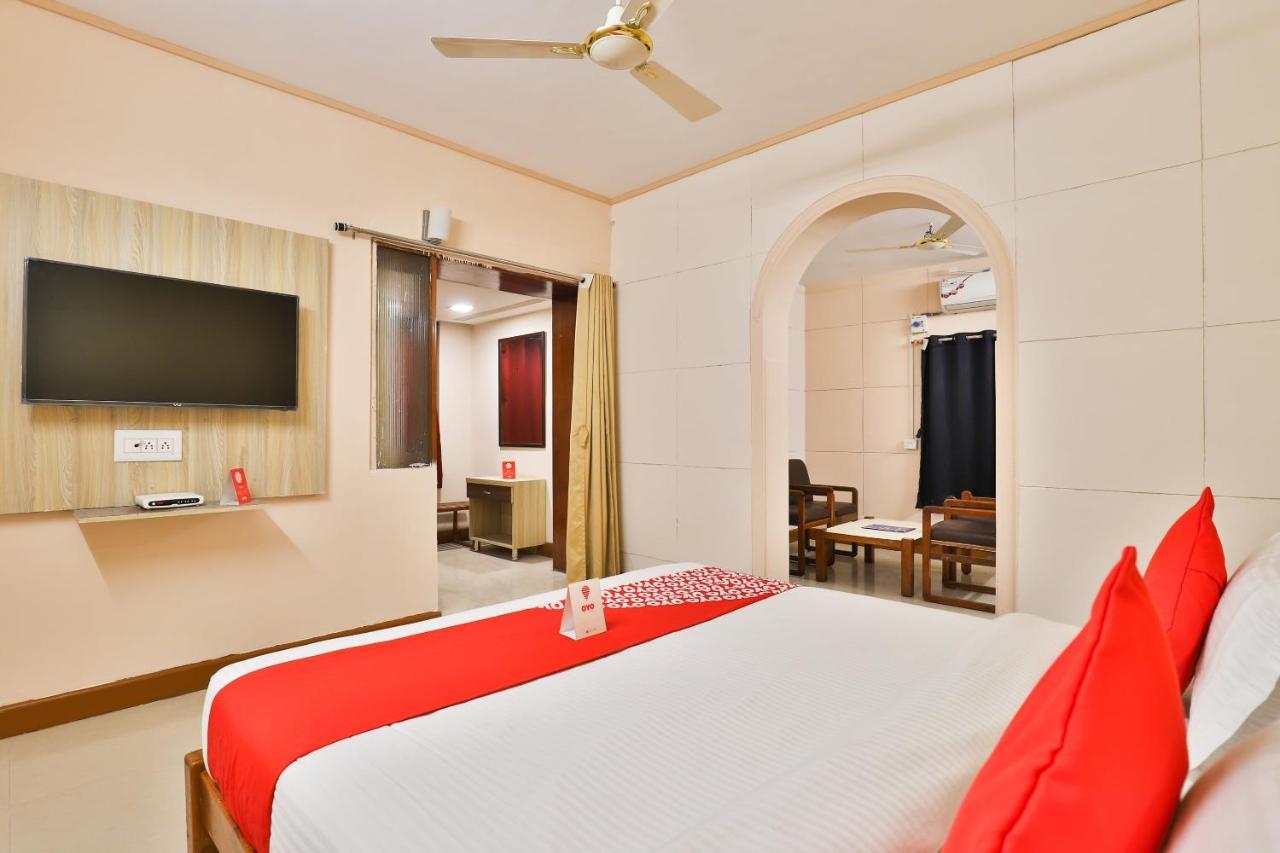 Oyo 13668 Hotel Utsav Vadodara Eksteriør bilde