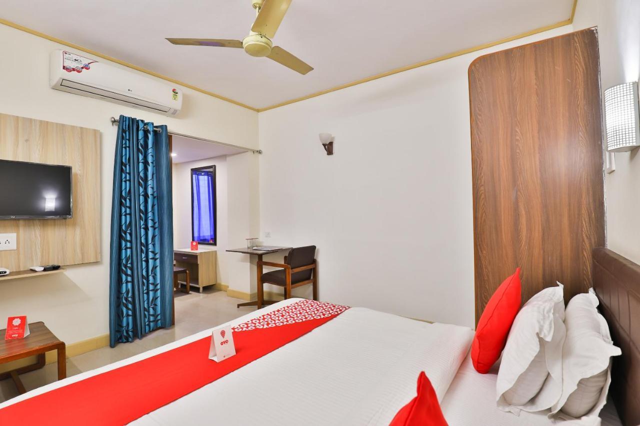 Oyo 13668 Hotel Utsav Vadodara Eksteriør bilde