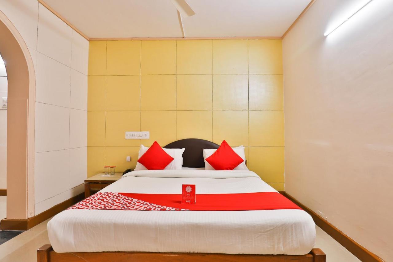 Oyo 13668 Hotel Utsav Vadodara Eksteriør bilde