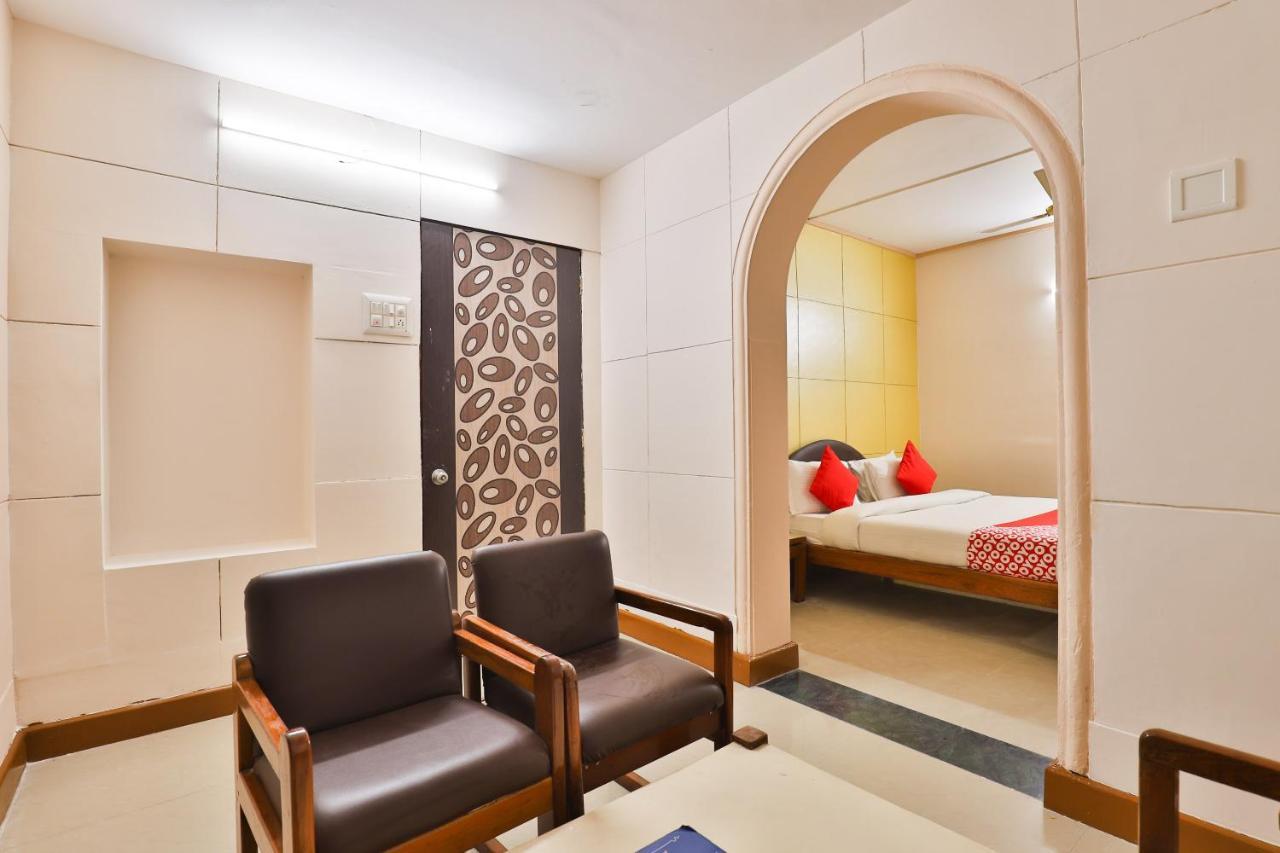 Oyo 13668 Hotel Utsav Vadodara Eksteriør bilde