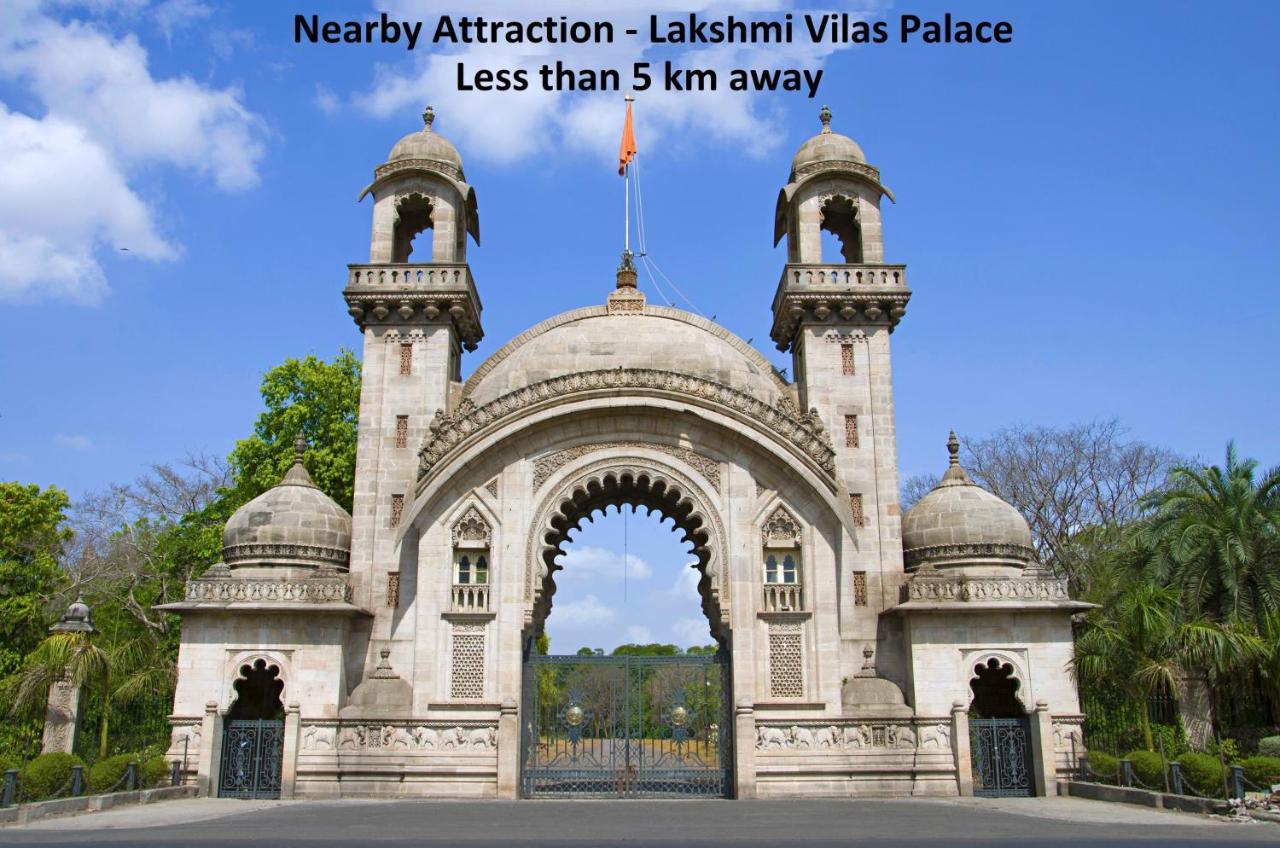 Oyo 13668 Hotel Utsav Vadodara Eksteriør bilde